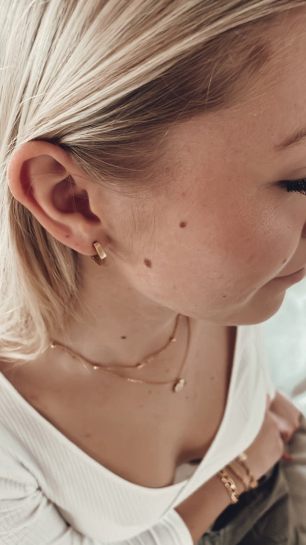 Unsere goldenen Square Ohrringe am Model von Love Pieces by JD dein Onlineshop für hochwertigen Schmuck und Accessoires