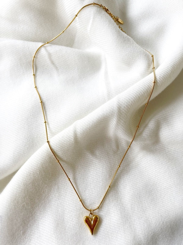Unsere goldene Heart Halskette von Love Pieces by JD der Onlineshop für hochwertigen Schmuck und Accessoires