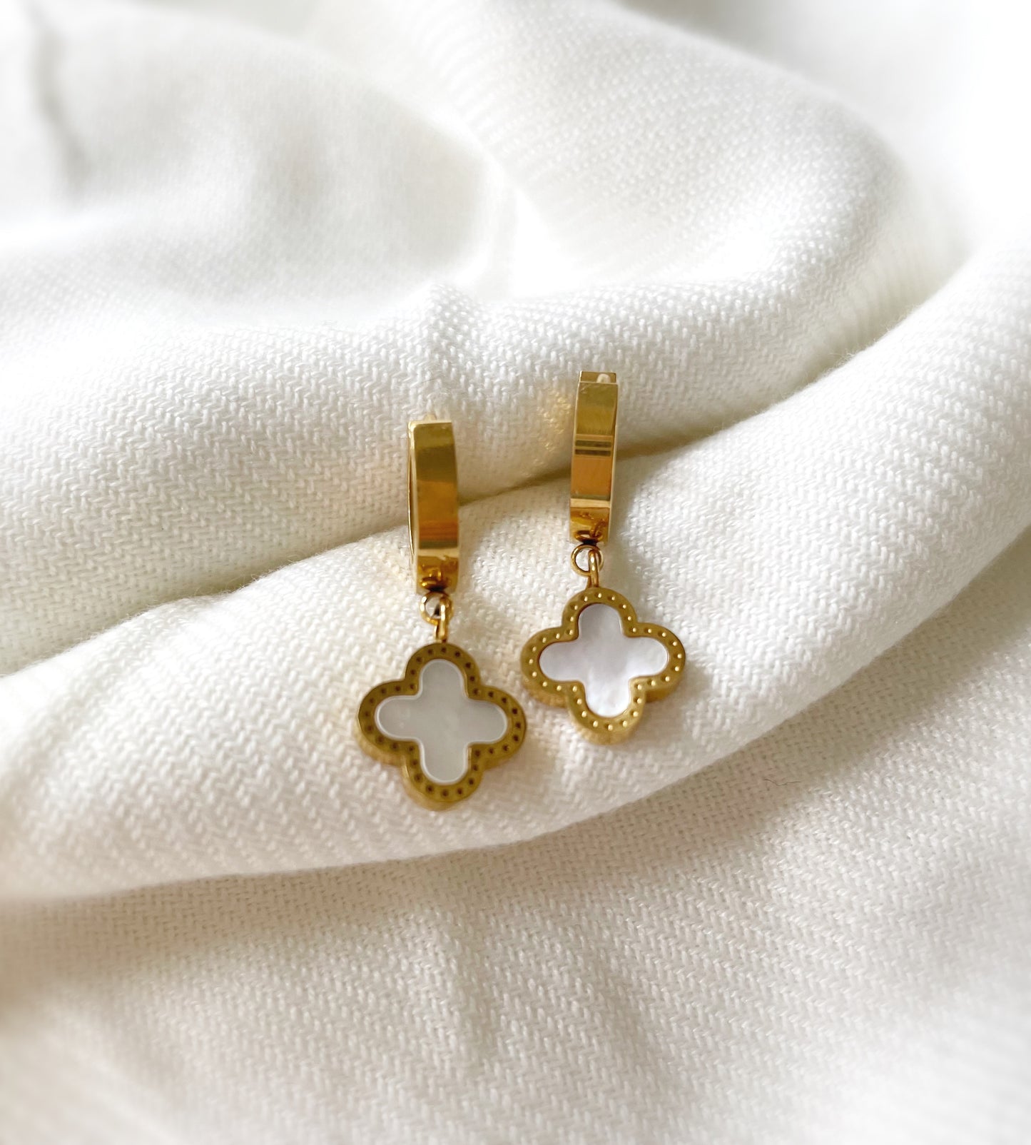 Unsere gold-cremen Josieslove Ohrringe von Love Pieces by JD der Onlineshop für hochwertigen Schmuck und Accessoires Alt-Text bearbeiten