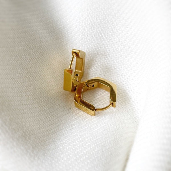 Unsere goldenen Square Ohrringe von Love Pieces by JD dein Onlineshop für hochwertigen Schmuck und Accessoires