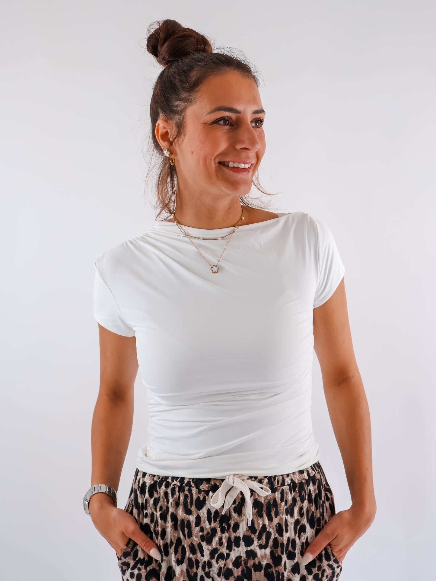 Basic Shirt mit asymmetrischem Ausschnitt Offwhite