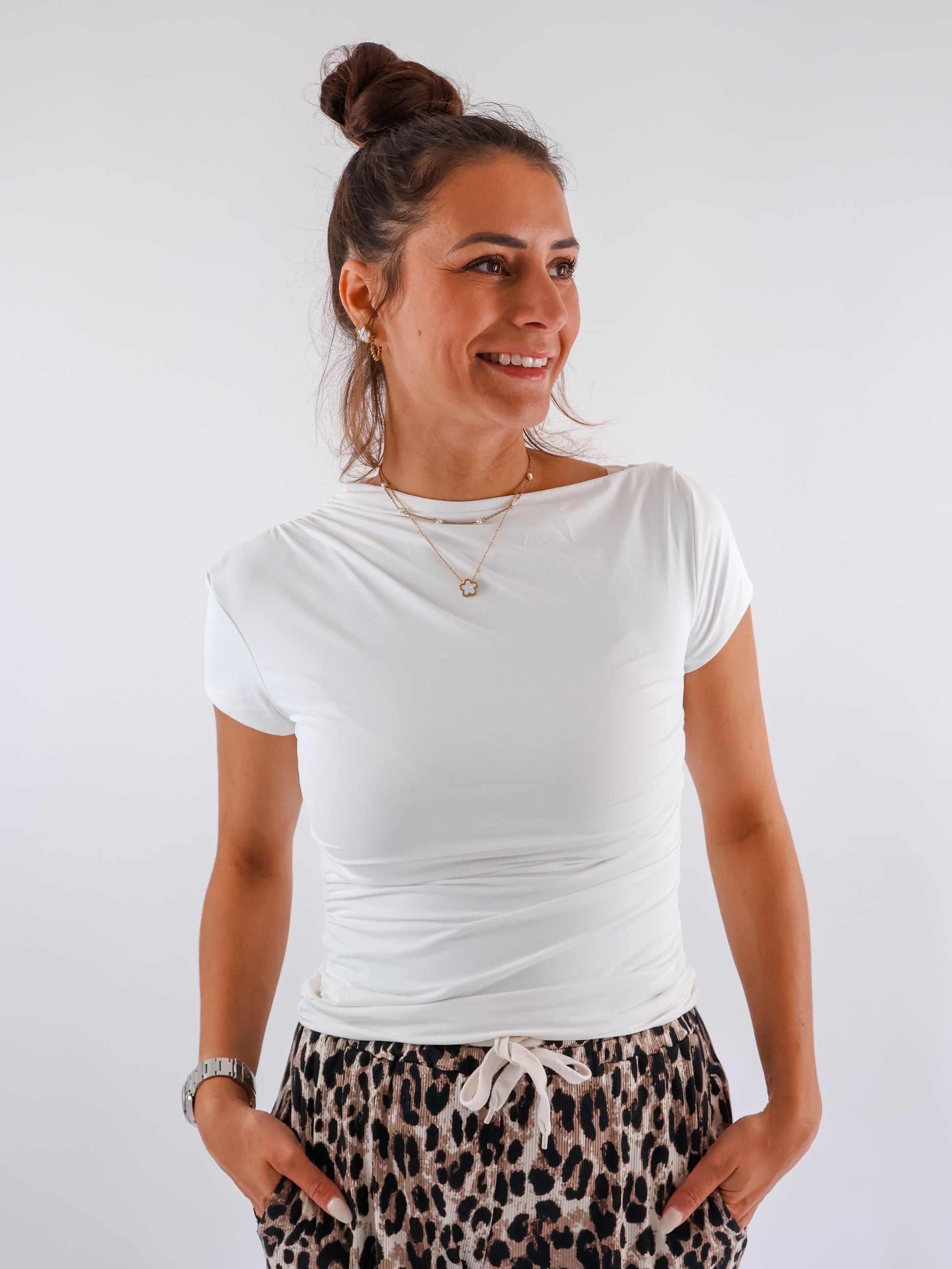Basic Shirt mit asymmetrischem Ausschnitt Offwhite