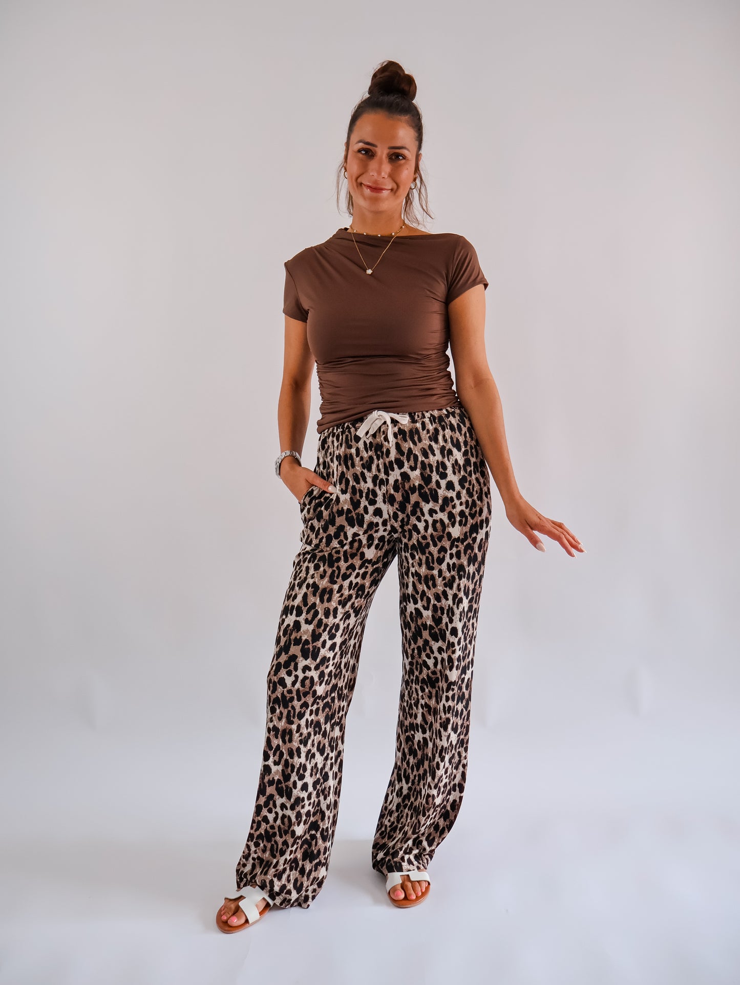 Basic Shirt mit asymmetrischem Ausschnitt Coffee