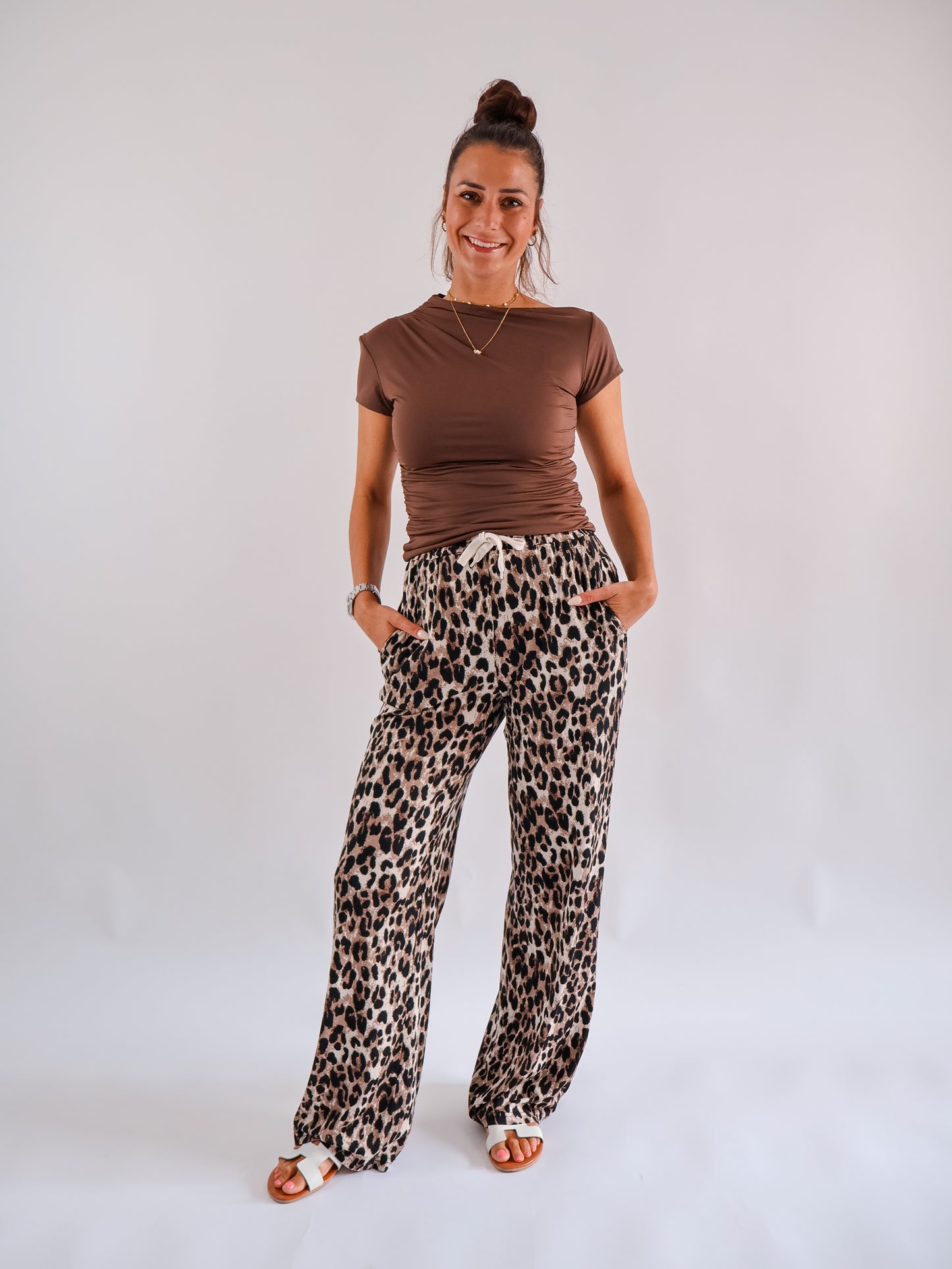 Basic Shirt mit asymmetrischem Ausschnitt Coffee