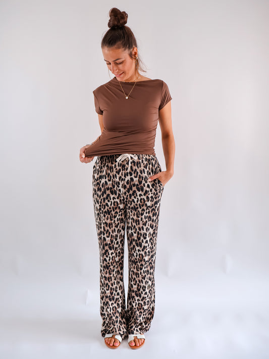 Basic Shirt mit asymmetrischem Ausschnitt Coffee