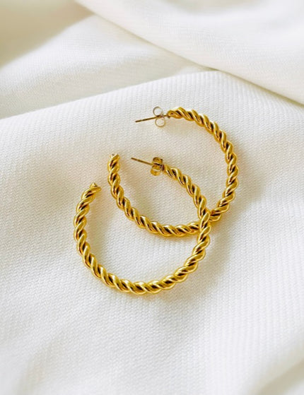 Unsere goldenen Twist Ohrringe von Love Pieces by JD der Onlineshop für hochwertigen Schmuck und Accessoires